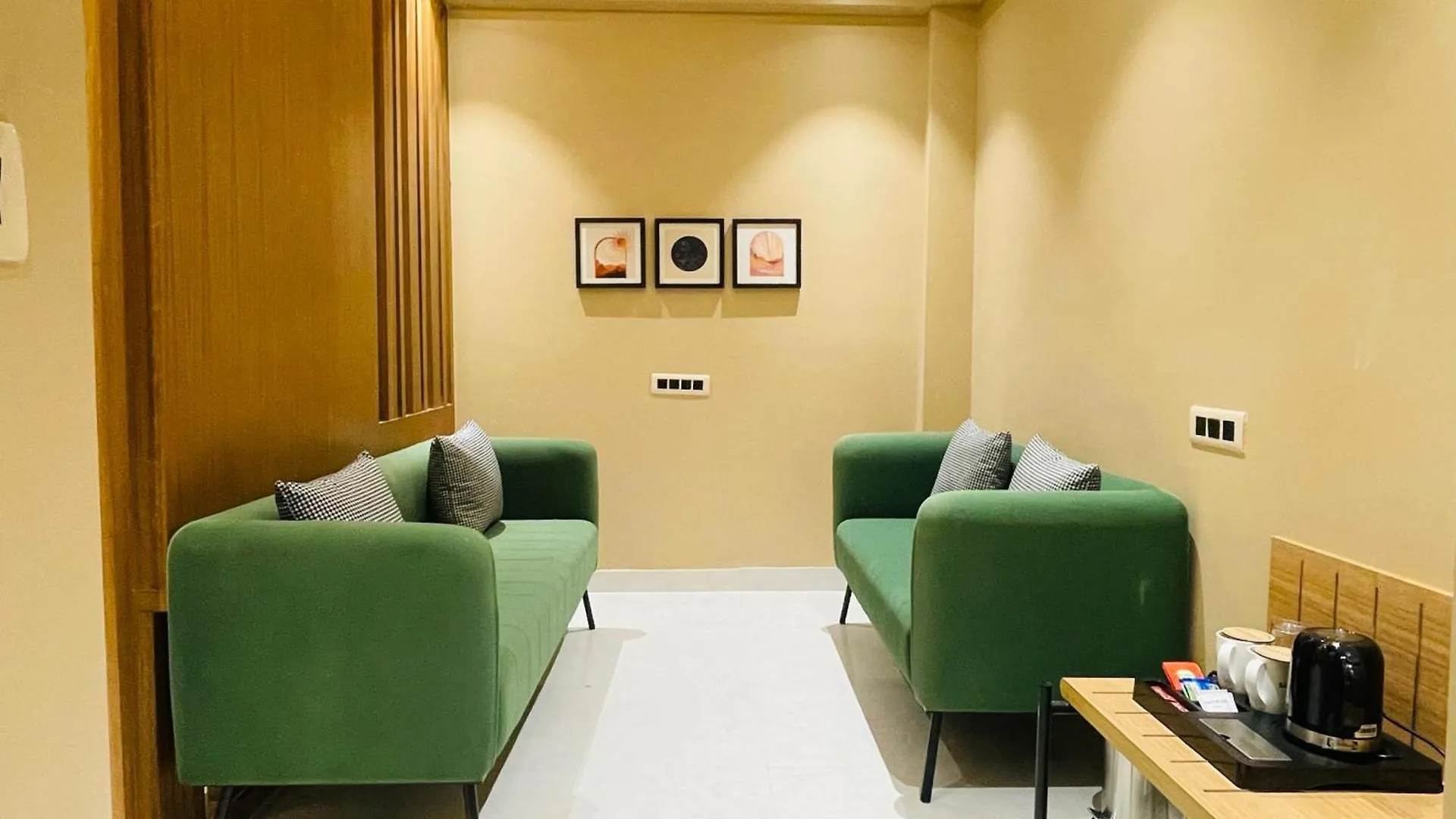 Hotel Saltstayz Premier - Sector 50 & Golf Course Ext Road Gurgáon