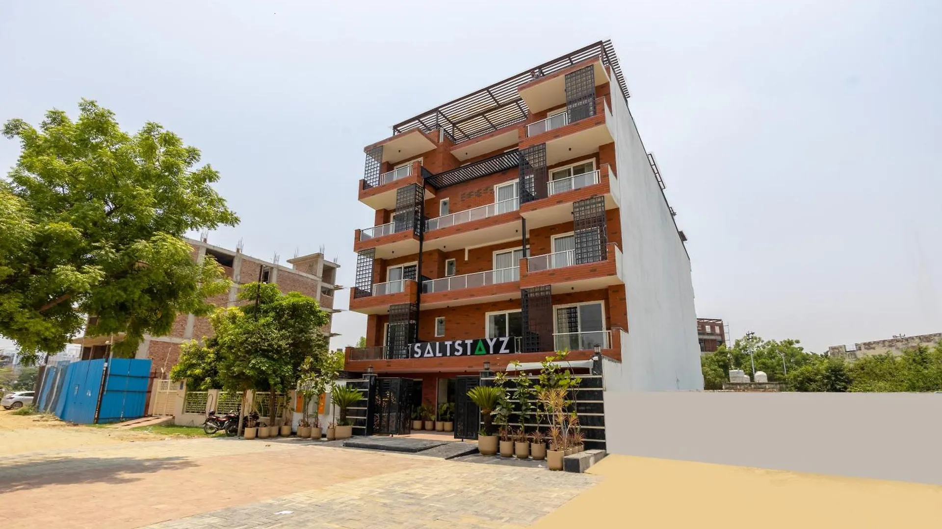 Saltstayz Premier - Sector 50 & Golf Course Ext Road Gurgáon 3*,