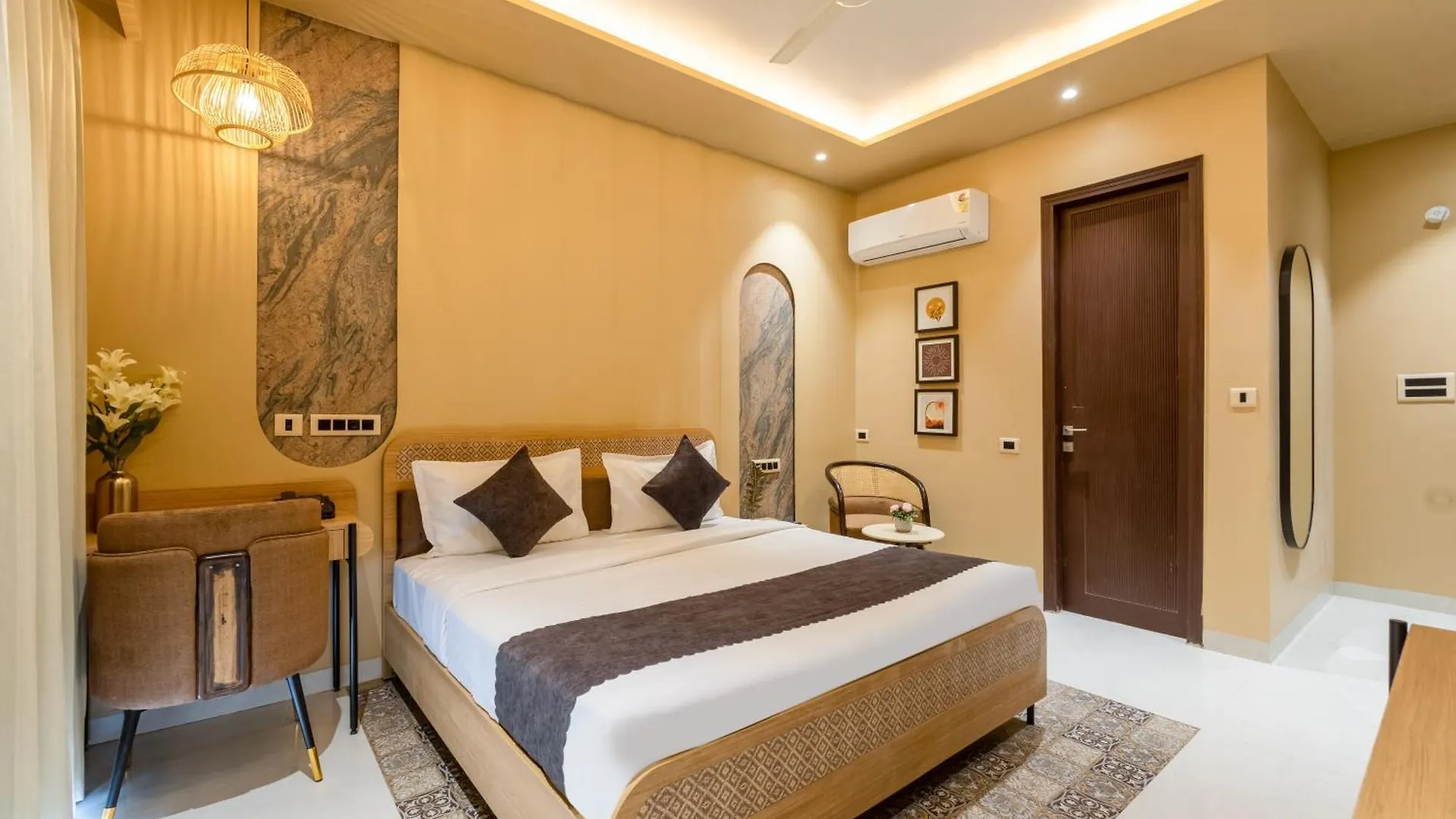 Saltstayz Premier - Sector 50 & Golf Course Ext Road Gurgáon 3*,