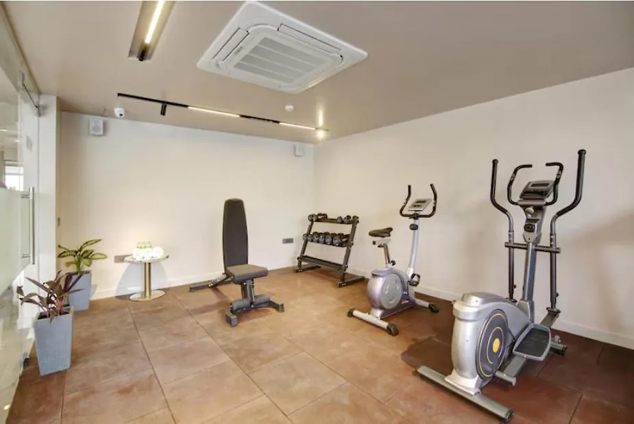 Saltstayz Premier - Sector 50 & Golf Course Ext Road Gurgáon 3*,